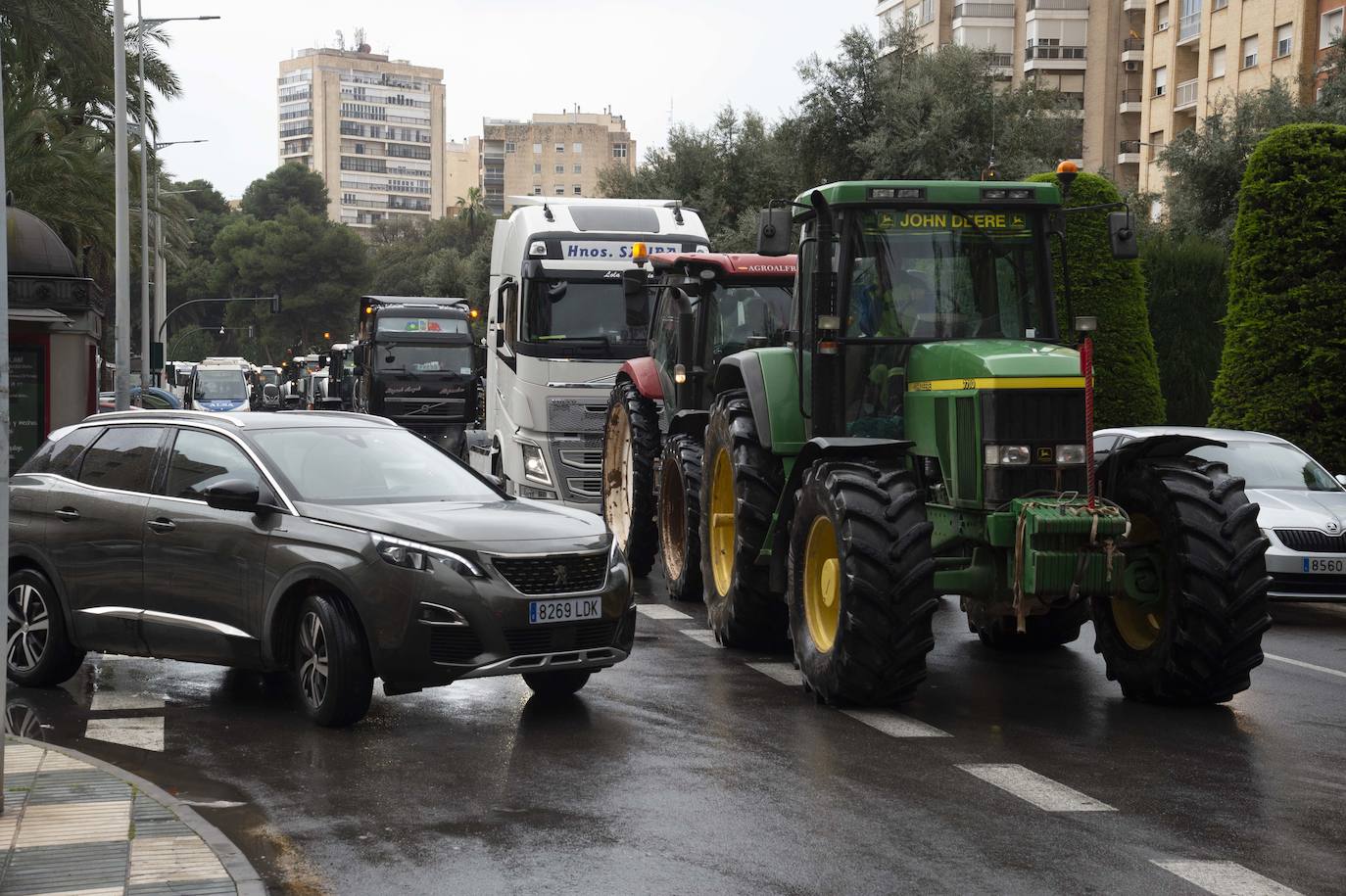 Fotos: Centenares de camioneros colapsan las calles de Cartagena, en imágenes