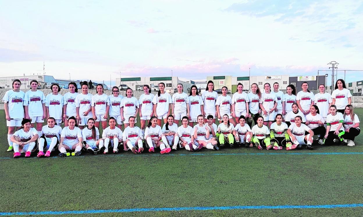Jugadoras de las selecciones sub-15 y sub-17 de fútbol femenino, en el día del homenaje a la mujer con la campaña 'Tu pasión sin etiquetas'. 