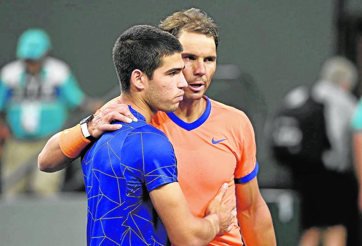 Rafa Nadal abraza a Carlos Alcaraz al final del partido de semifinales que el balear ganó al murciano en tres sets, la pasada madrugada. 