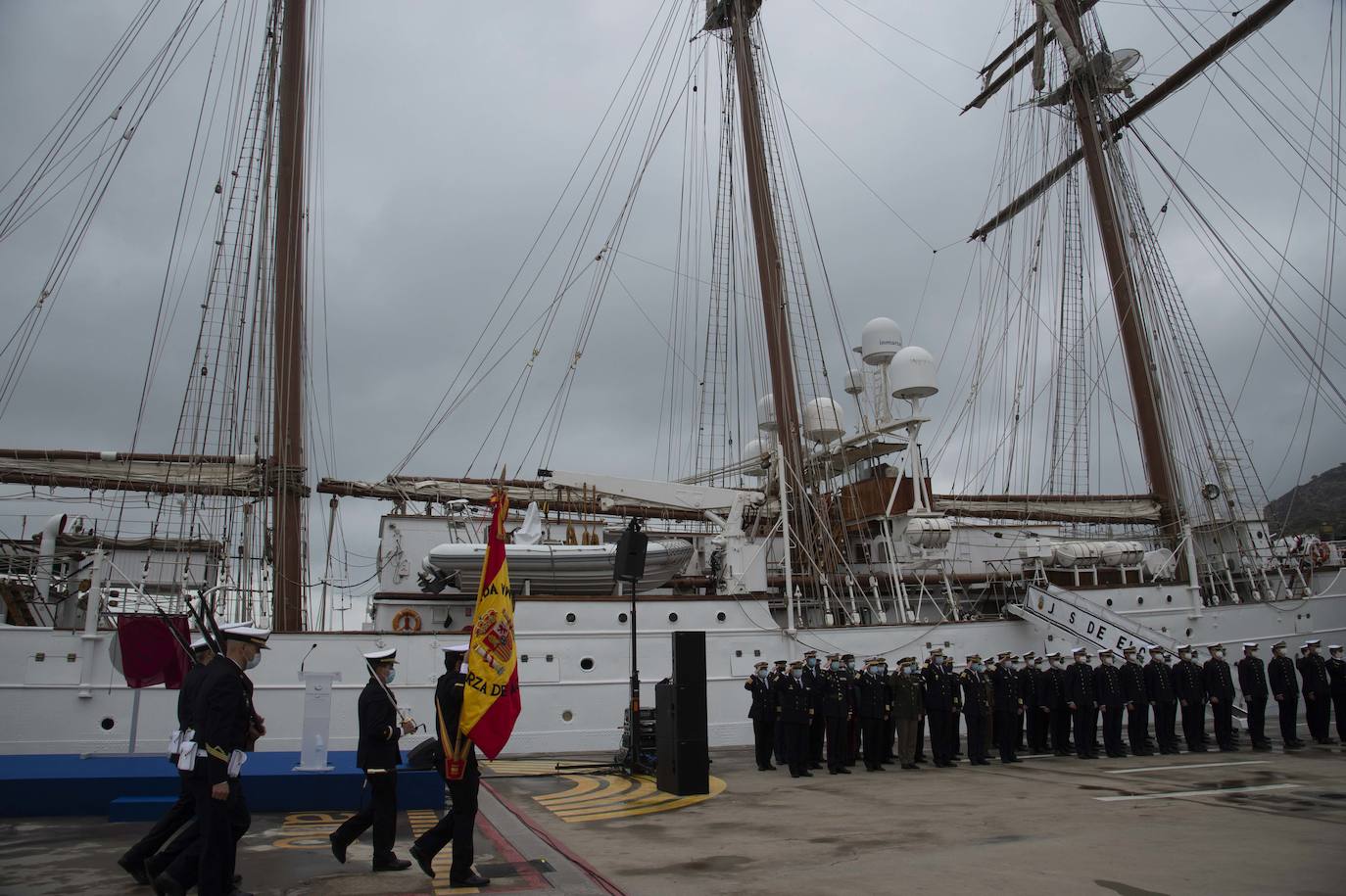 Fotos: Elcano zarpa tras ocho horas en Cartagena y deja su impronta en el dique de cruceros