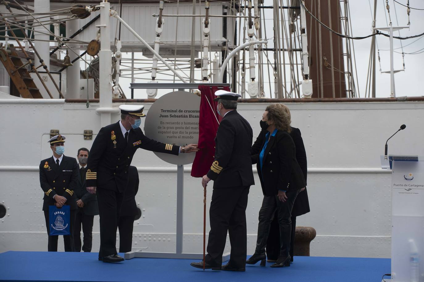 Fotos: Elcano zarpa tras ocho horas en Cartagena y deja su impronta en el dique de cruceros