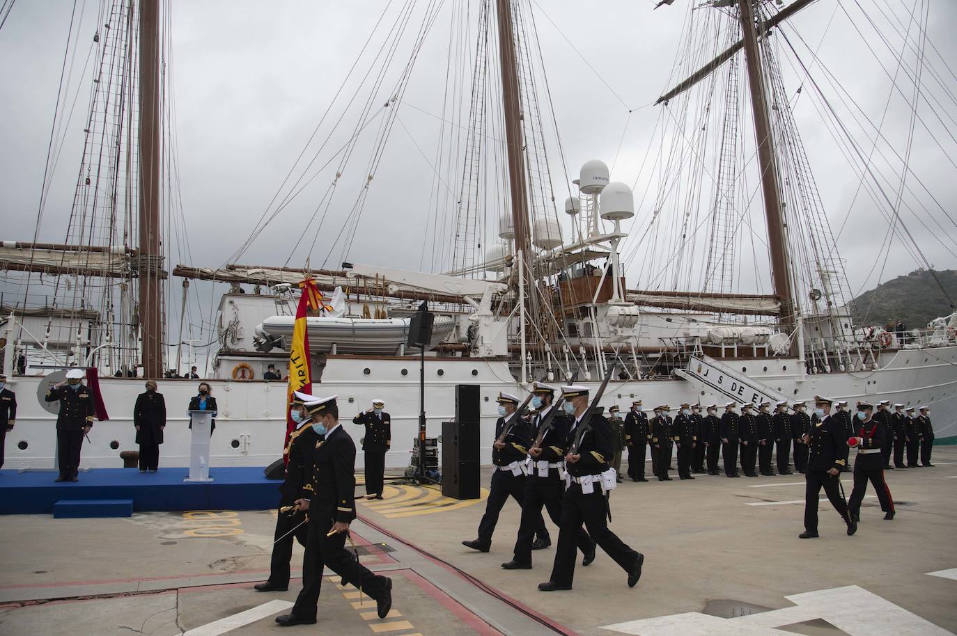 Fotos: Elcano zarpa tras ocho horas en Cartagena y deja su impronta en el dique de cruceros