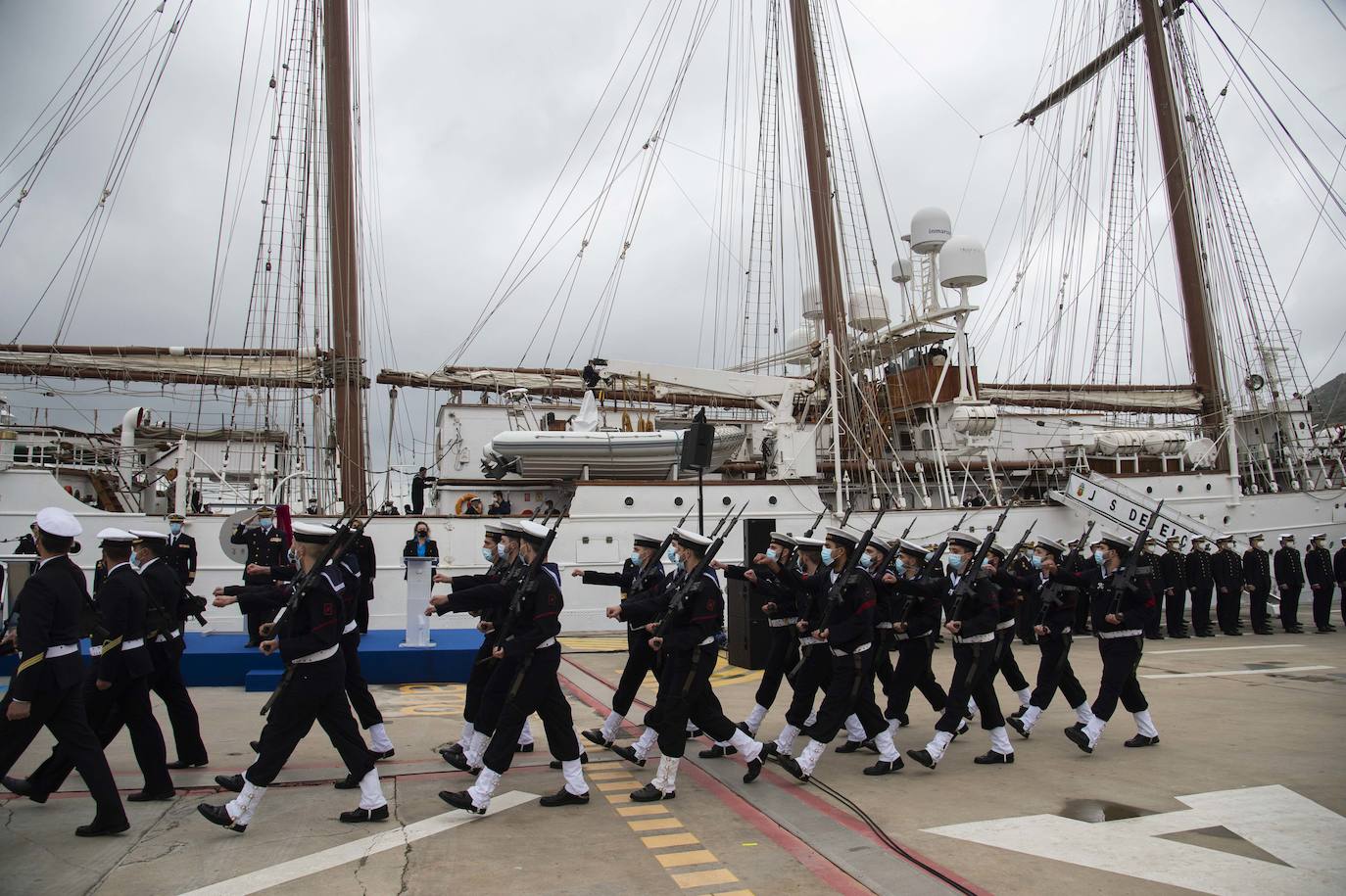 Fotos: Elcano zarpa tras ocho horas en Cartagena y deja su impronta en el dique de cruceros