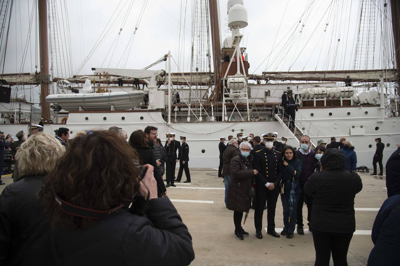 Fotos: Elcano zarpa tras ocho horas en Cartagena y deja su impronta en el dique de cruceros