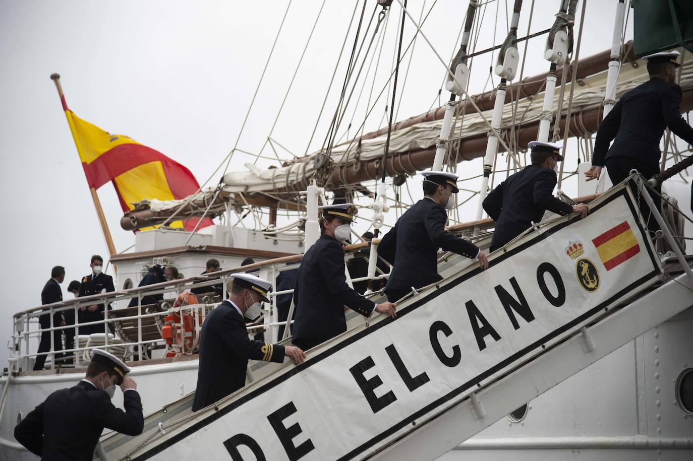 Fotos: Elcano zarpa tras ocho horas en Cartagena y deja su impronta en el dique de cruceros