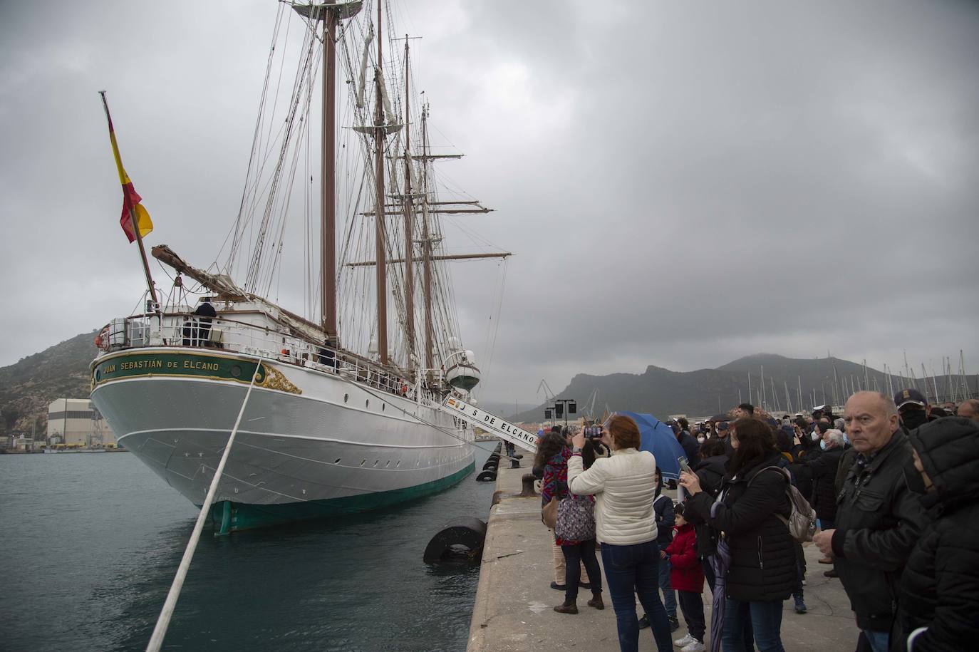 Fotos: Elcano zarpa tras ocho horas en Cartagena y deja su impronta en el dique de cruceros