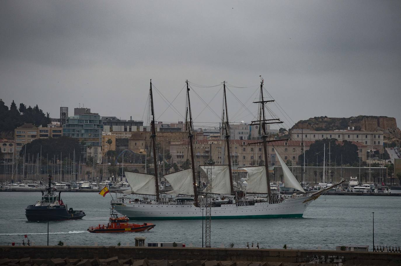 Fotos: Elcano zarpa tras ocho horas en Cartagena y deja su impronta en el dique de cruceros