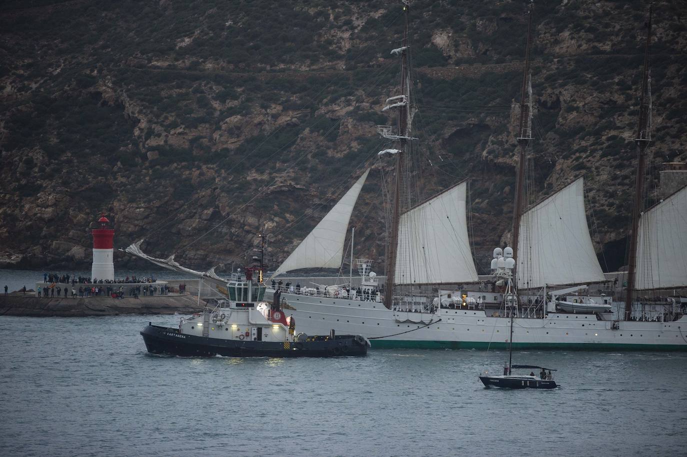 Fotos: Elcano zarpa tras ocho horas en Cartagena y deja su impronta en el dique de cruceros