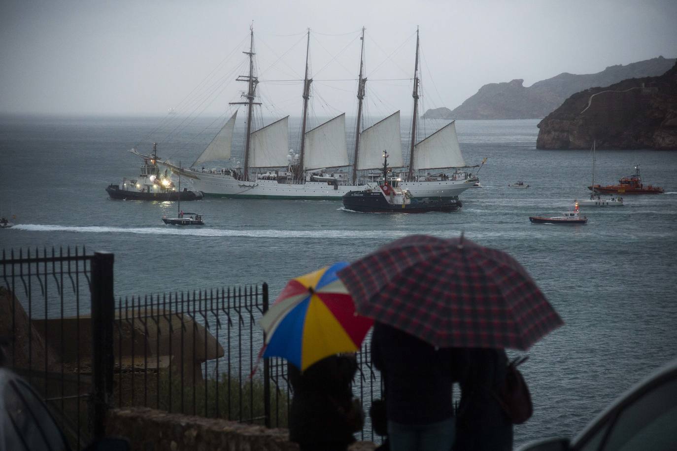 Fotos: Elcano zarpa tras ocho horas en Cartagena y deja su impronta en el dique de cruceros