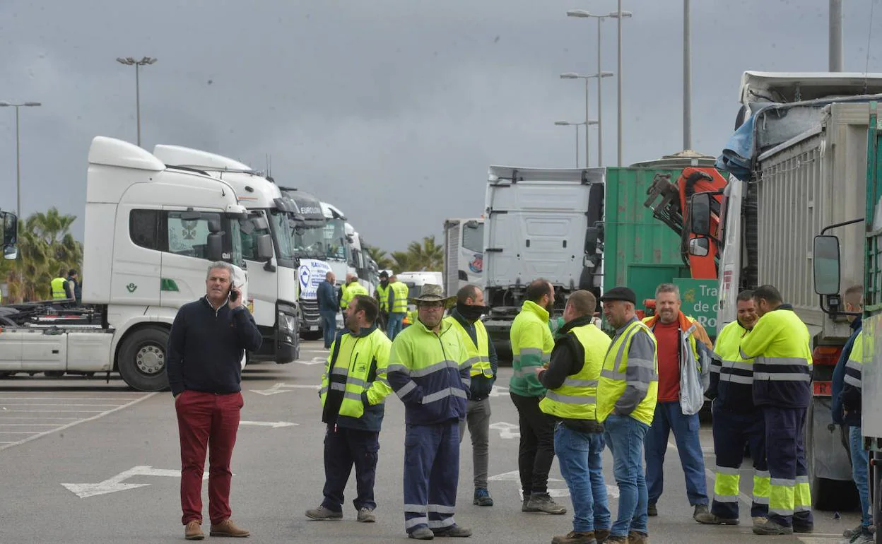 Decenas de camioneros protestan este lunes en Murcia.