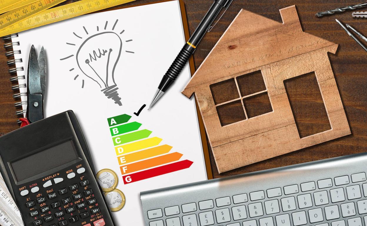 Imagen de recurso de facturas y cálculos domésticos sobre el precio de la luz. 