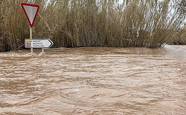 Carretera inundada en Canet de Berenguer (Valencia). 