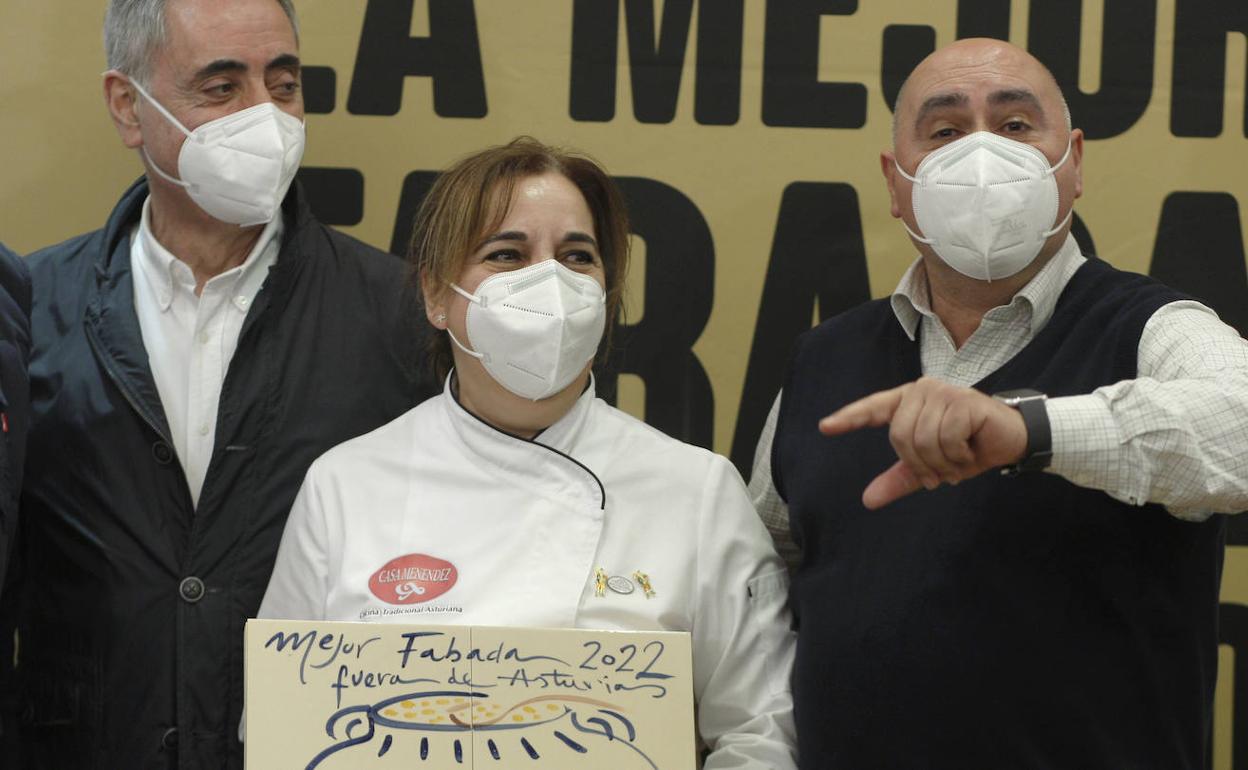 Teresa, cocinera del restaurante Casa Menéndez, recibe el premio a la mejor fabada de fuera de Asturias, este martes en Villaviciosa.