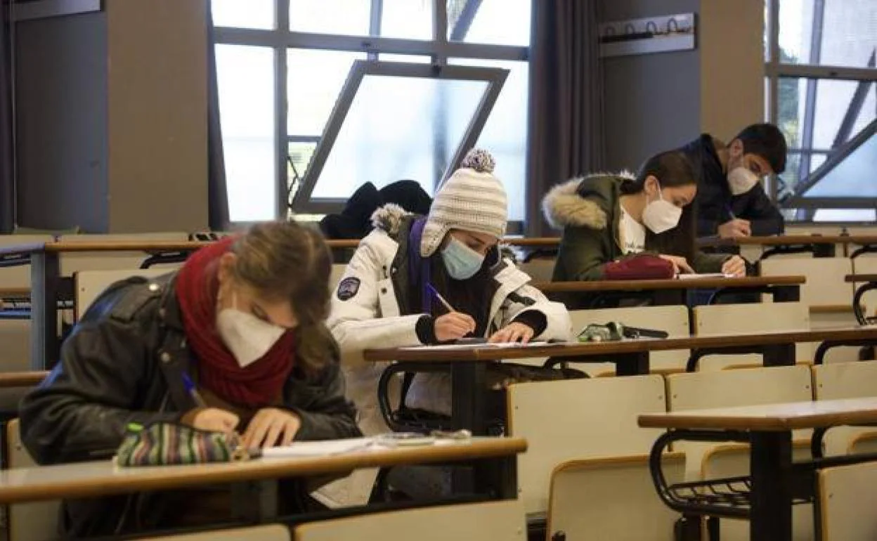 Alumnos de la UMU realizan los exámenes con los abrigos puestos para combatir el frio en una imagen de archivo.