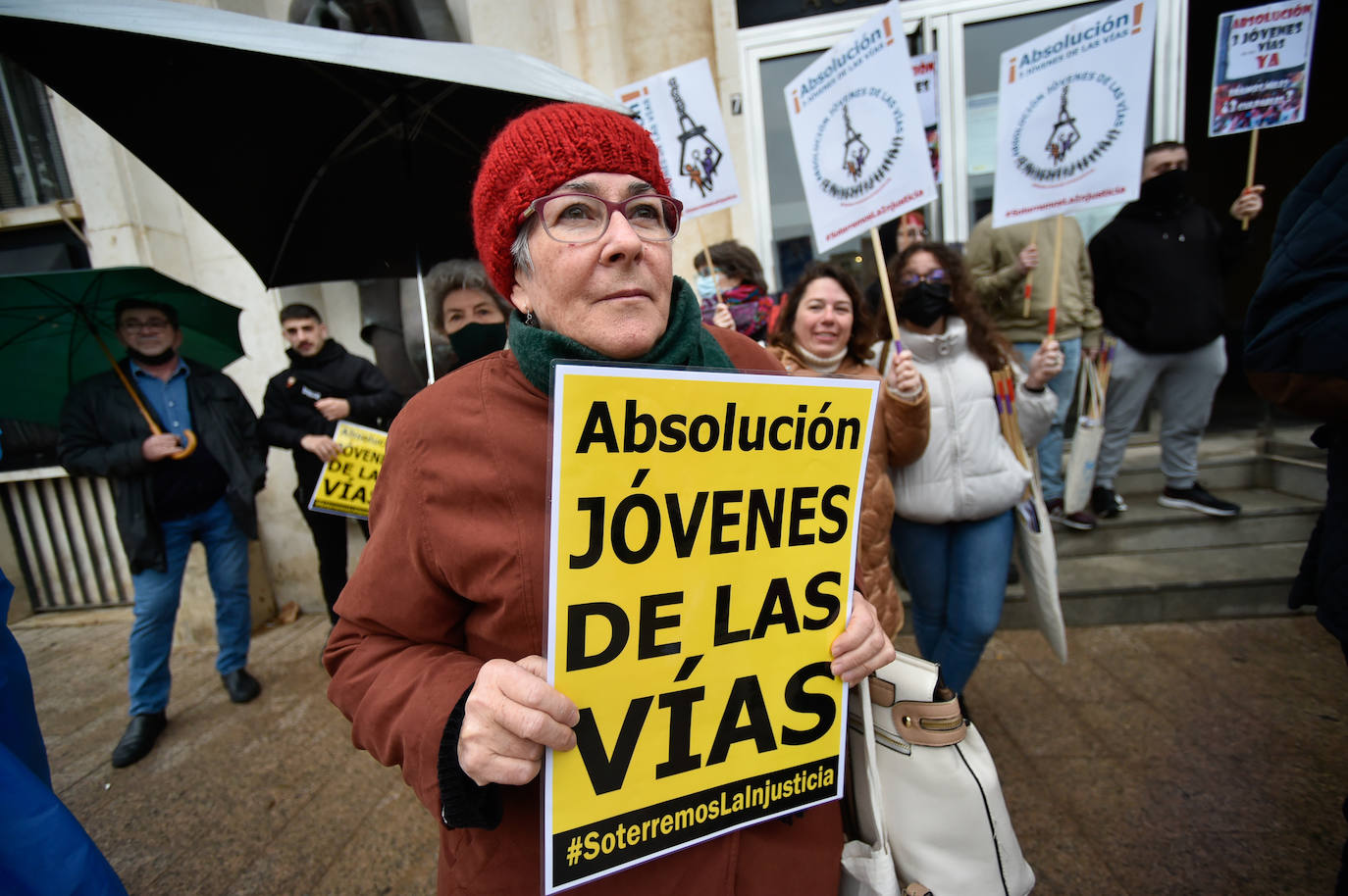 Fotos: Arranca el juicio contra los jóvenes acusados de causar daños en las vías del tren a su paso por Murcia