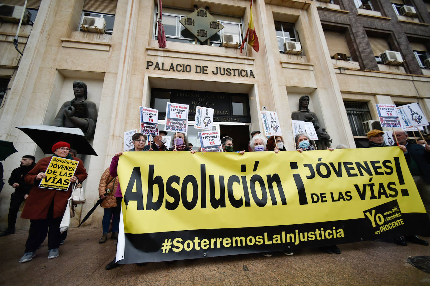 Fotos: Arranca el juicio contra los jóvenes acusados de causar daños en las vías del tren a su paso por Murcia