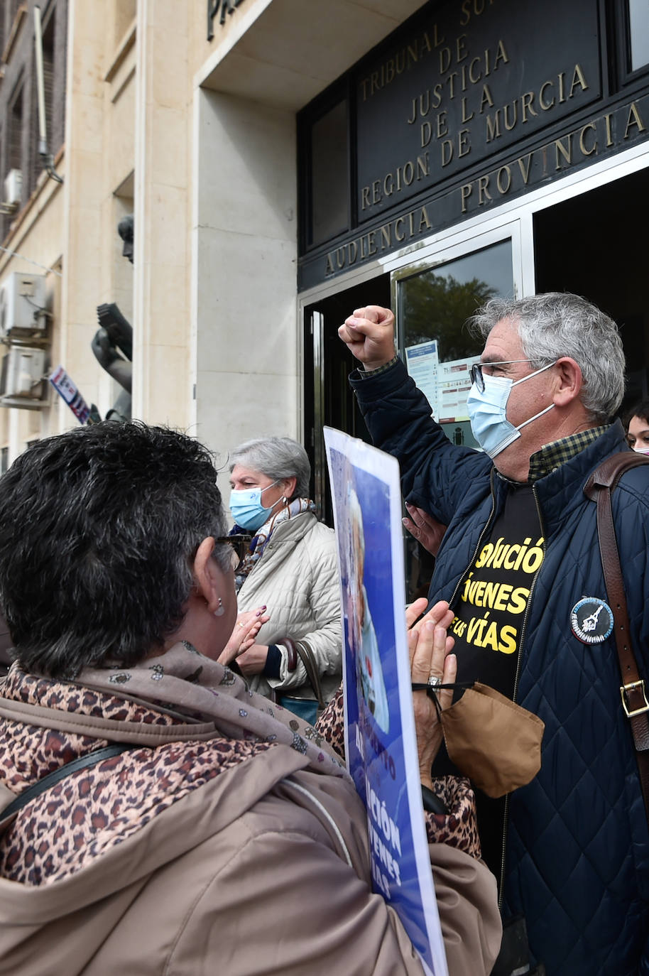 Fotos: Arranca el juicio contra los jóvenes acusados de causar daños en las vías del tren a su paso por Murcia