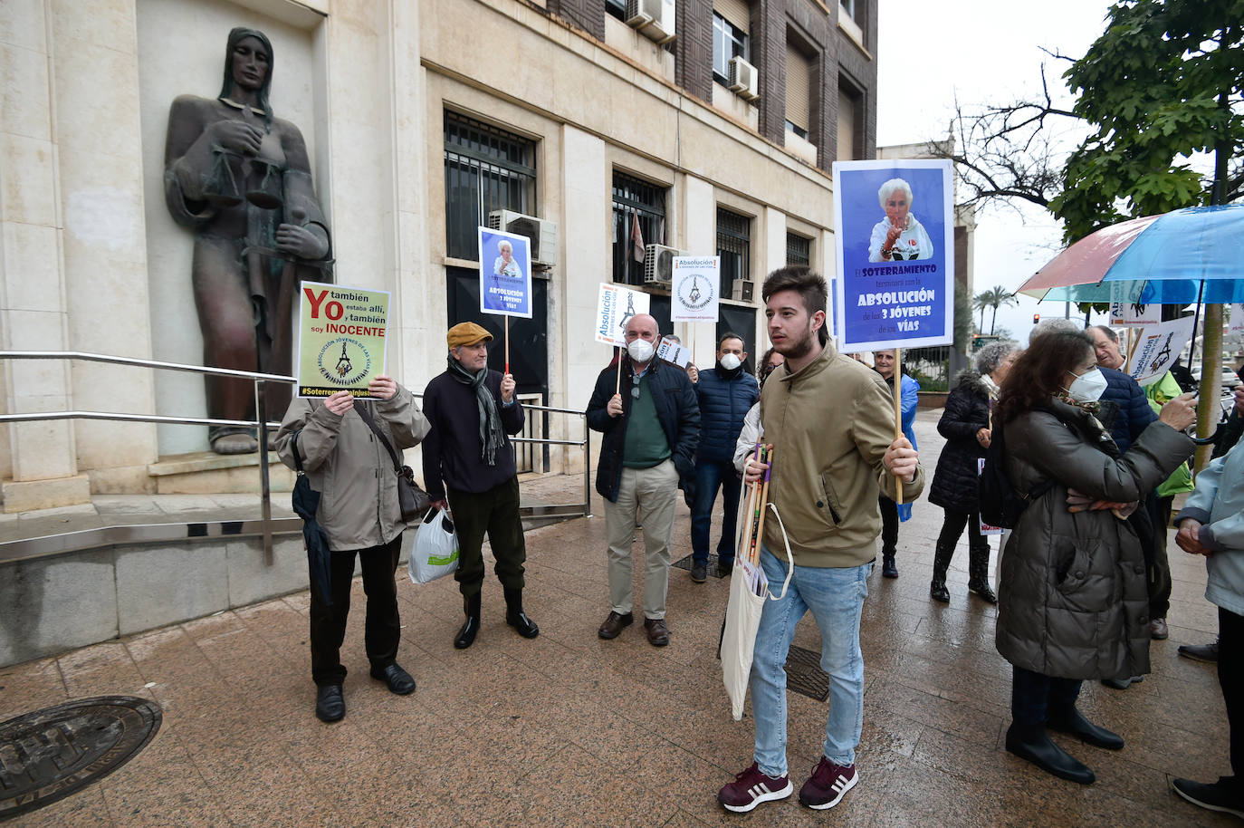 Fotos: Arranca el juicio contra los jóvenes acusados de causar daños en las vías del tren a su paso por Murcia