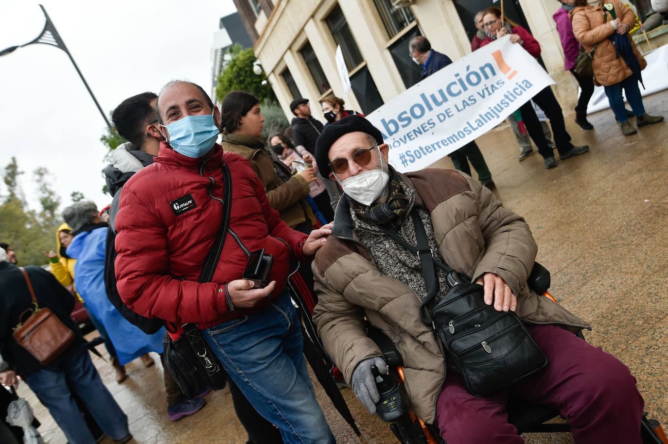Fotos: Arranca el juicio contra los jóvenes acusados de causar daños en las vías del tren a su paso por Murcia