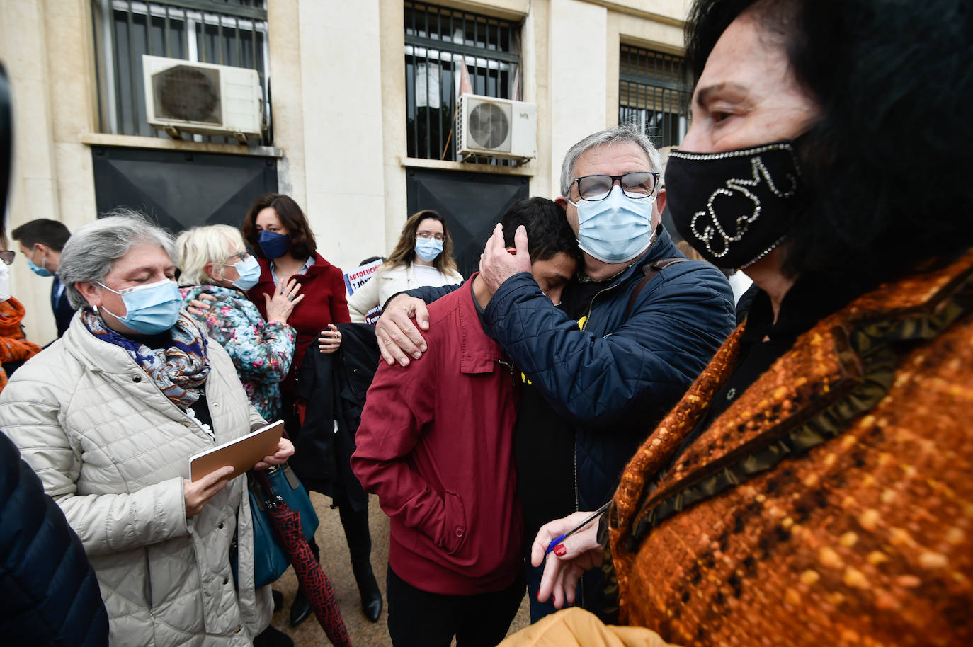 Fotos: Arranca el juicio contra los jóvenes acusados de causar daños en las vías del tren a su paso por Murcia