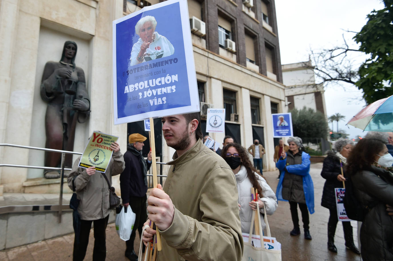 Fotos: Arranca el juicio contra los jóvenes acusados de causar daños en las vías del tren a su paso por Murcia