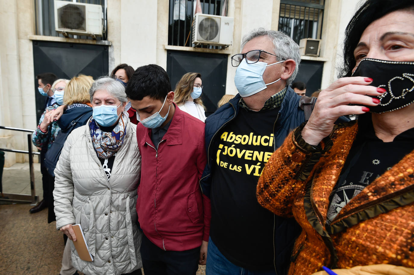 Fotos: Arranca el juicio contra los jóvenes acusados de causar daños en las vías del tren a su paso por Murcia