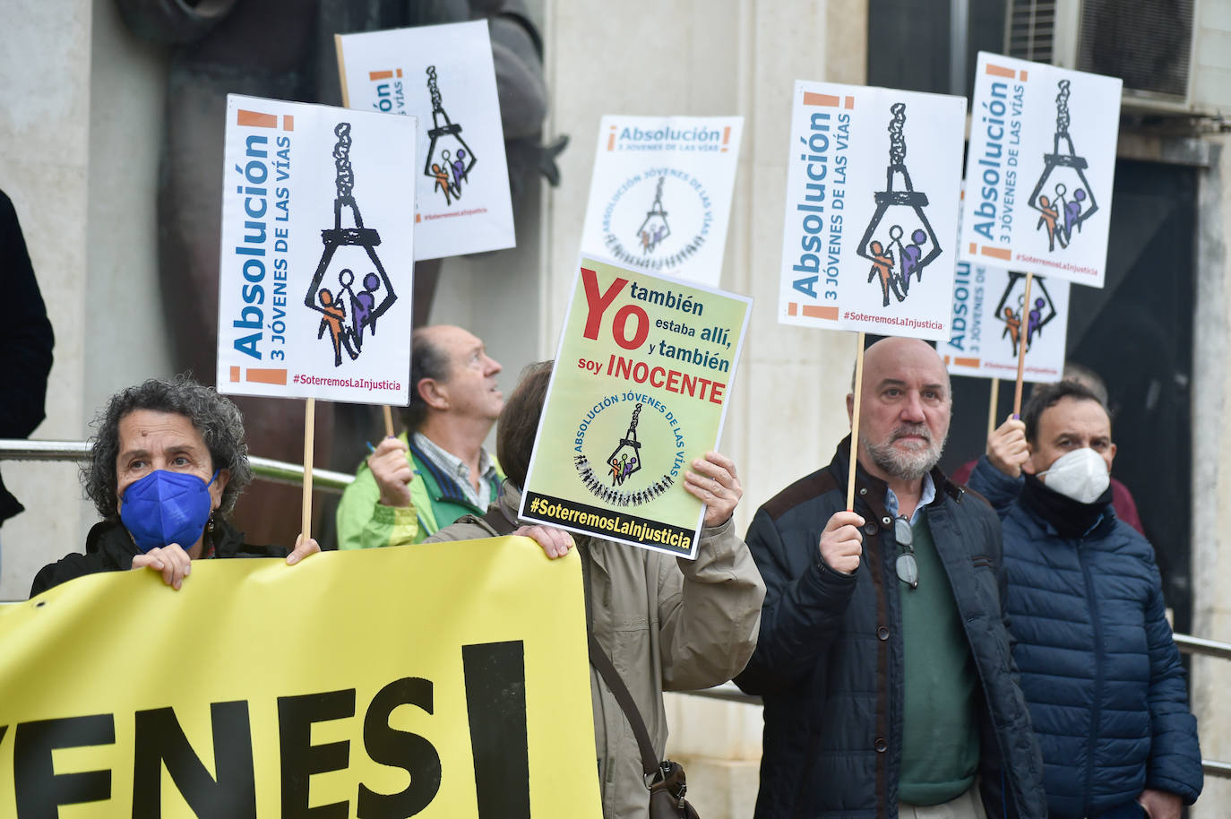 Fotos: Arranca el juicio contra los jóvenes acusados de causar daños en las vías del tren a su paso por Murcia