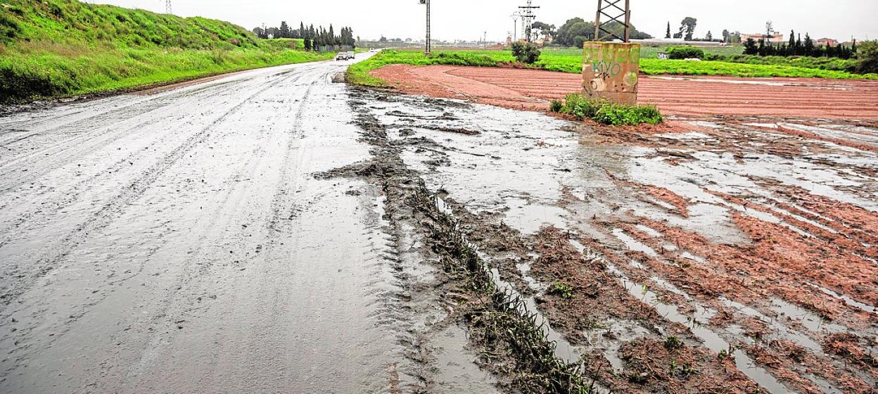 El Camino del Sifón, ayer por la tarde cubierto por residuos ganaderos. 