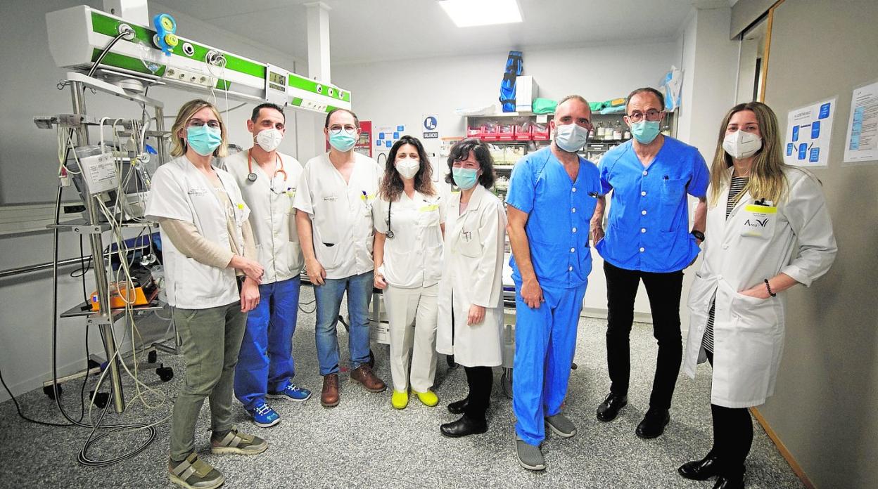 Ana Moreno (Radiología), José Nicolás (Urgencias), Rafael Pérez (jefe de Urgencias), María José Carrillo (Urgencias), Ana Blanco (Radiología), Fernando García (anestesista), Antonio Calvo (Cirugía General) y Elena García (Traumatología), ayer, en el 'box' de Hemodinámica del Morales Meseguer. 