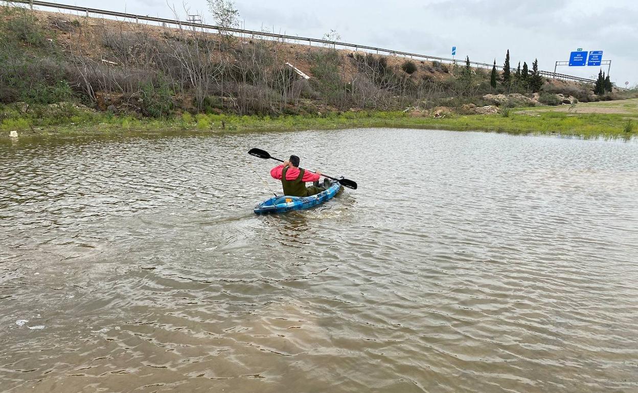 Un vecino de Guadalupe remando por 'la charca de los mosquitos'. 