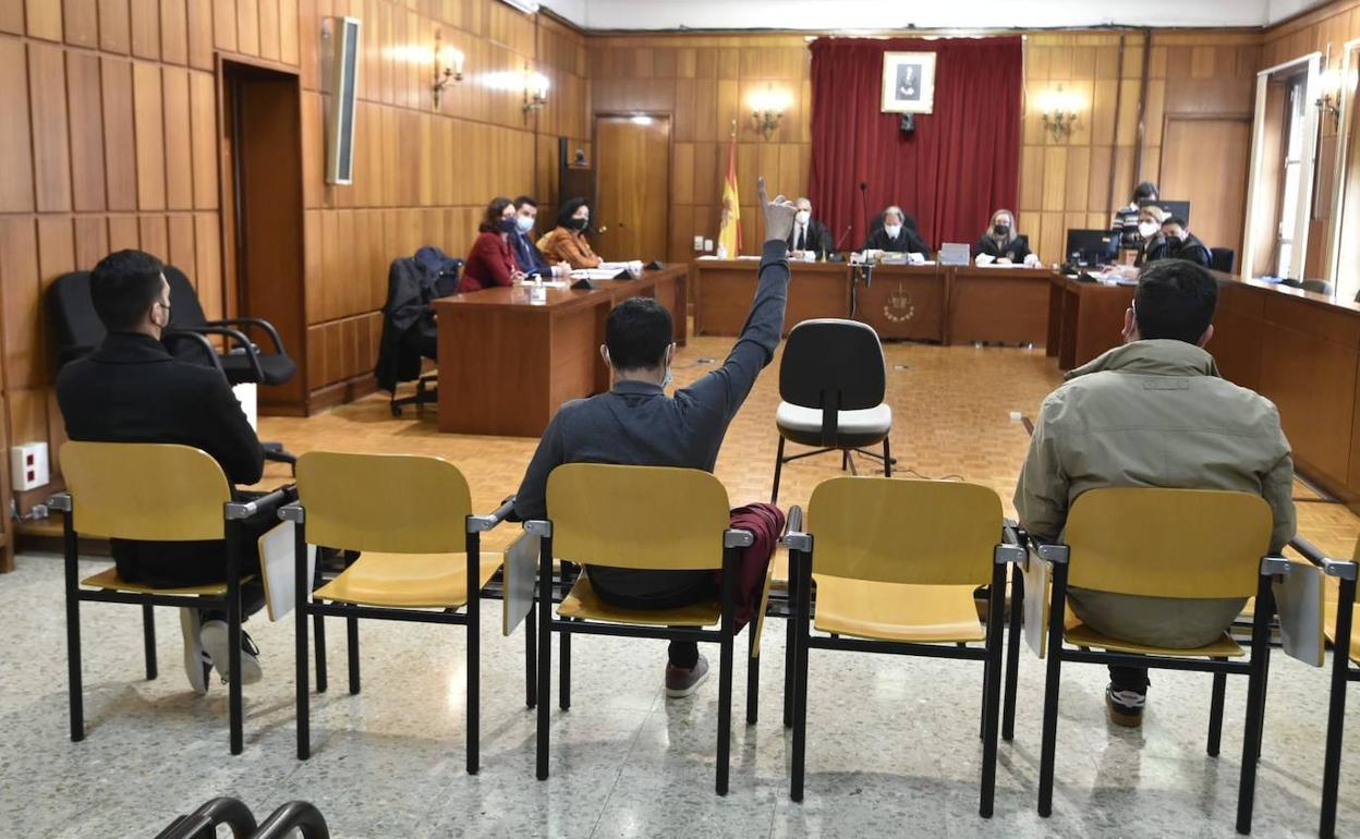 Los tres jóvenes, durante el juicio en la Audiencia Provincial, este jueves.