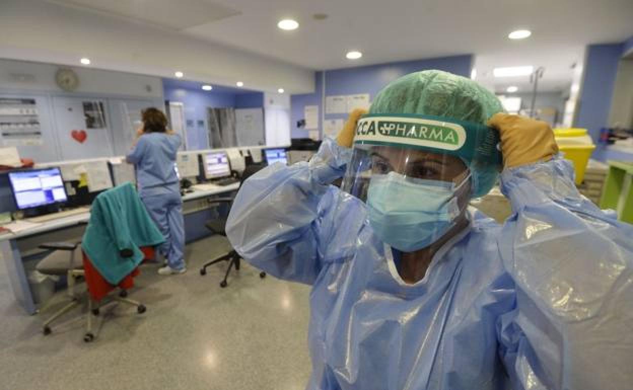 Una sanitaria en la zona Covid de la UCI del Reina Sofía, en una imagen de archivo. 