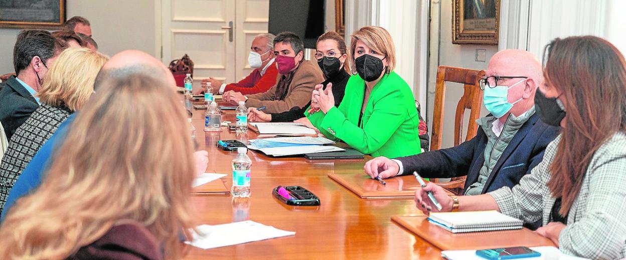 La alcaldesa, representantes políticos, empresarios y profesionales de la justicia durante la reunión celebrada ayer en el Palacio Consistorial. 