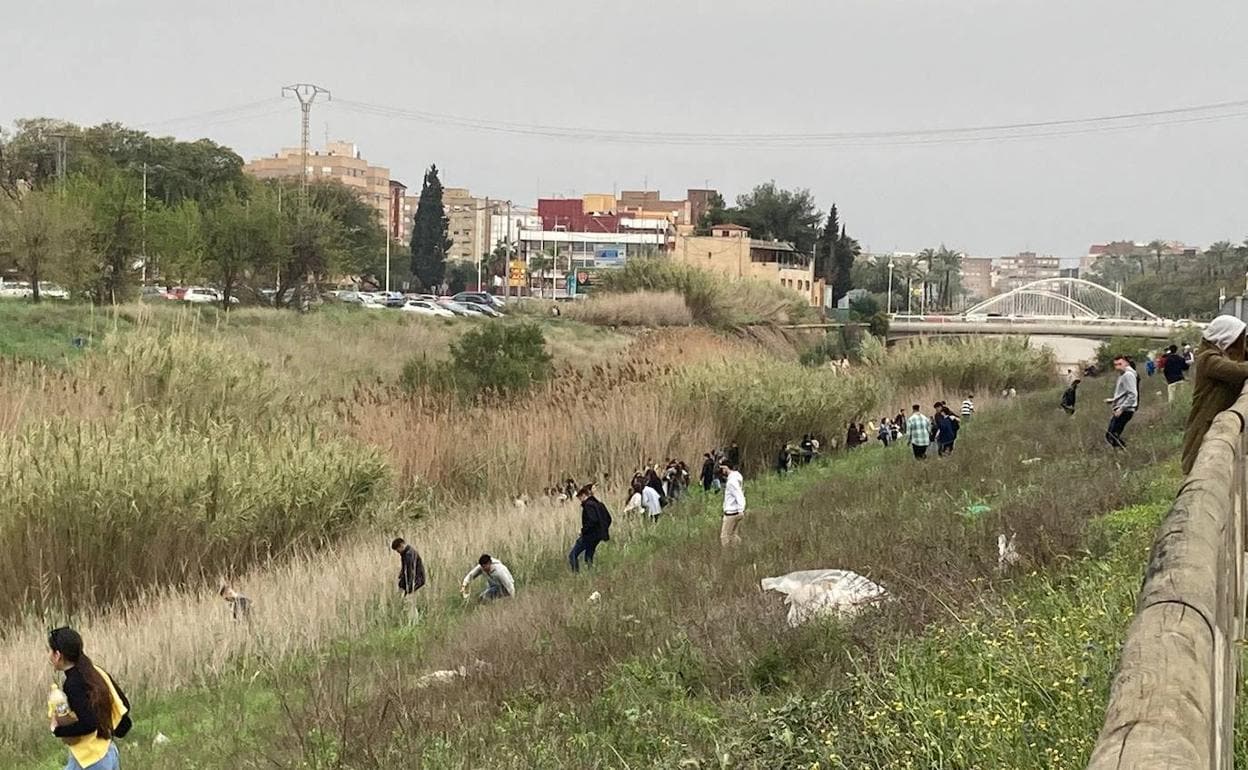 Quejas entre los vecinos de Murcia por la imagen de decenas de jóvenes  orinando en el río Segura | La Verdad