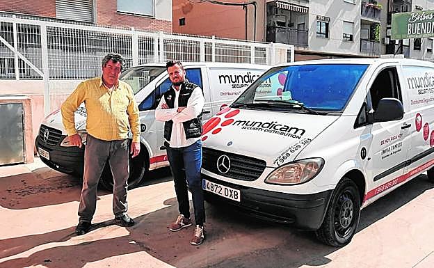 Valentín y Ricardo, de Mundicam, frente a una furgoneta.