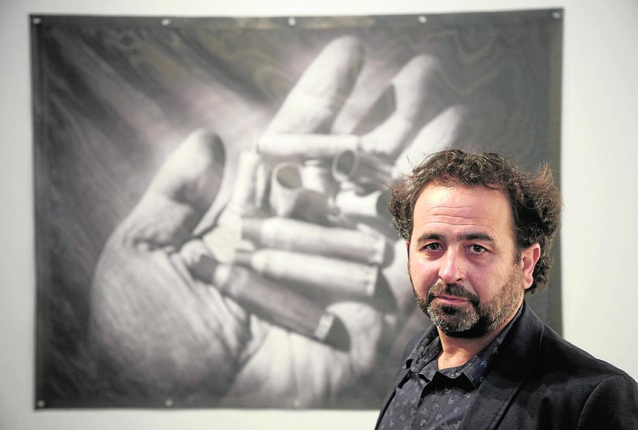 José Miguel Cerezo (Murcia, 1971) junto a una de sus obras en Los Molinos del Río. 