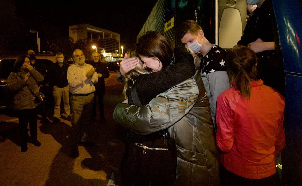 Los refugiados ucranianos, anoche, a su llegada a las instalaciones de la patronal del transporte Froet.