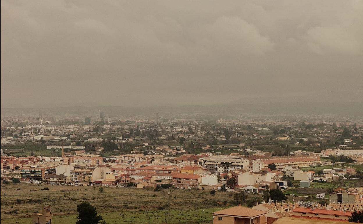 Una nube de polvo sahariano vuelve a cubrir los cielos de la Región de Murcia, este sábado.