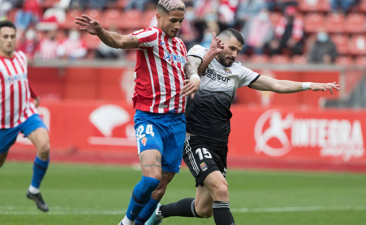 Datkovic lucha con Eric Ramírez por un balón.