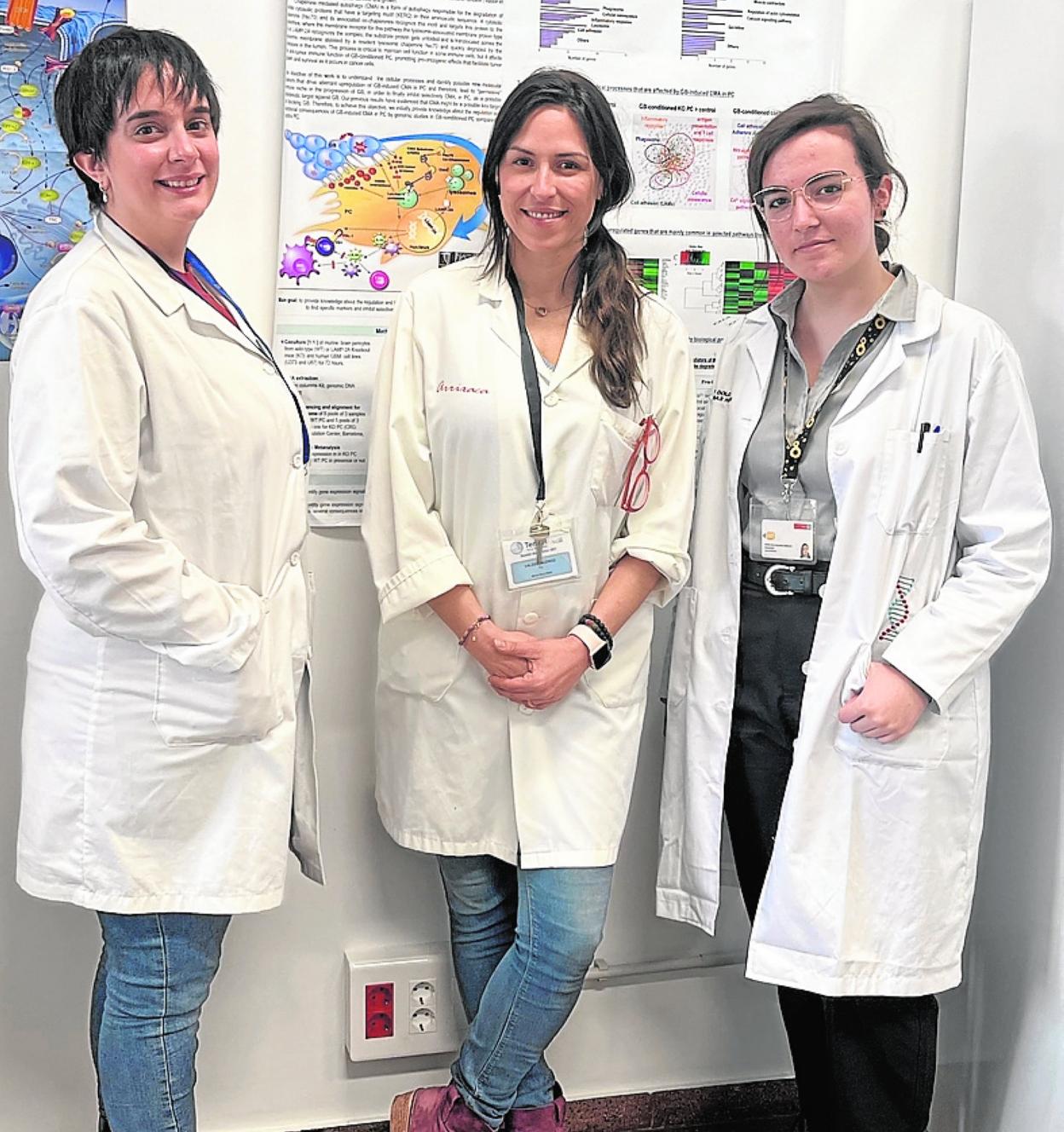 La doctora Rut Valdor (centro), con dos miembros de su equipo. 