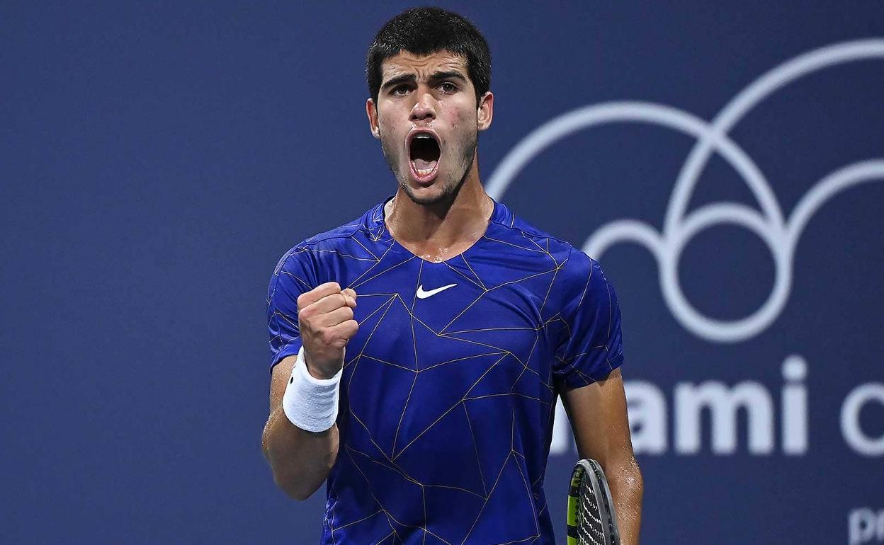 Carlos Alcaraz celebra un punto durante el partido ante Fucsovics, este domingo de madrugada.