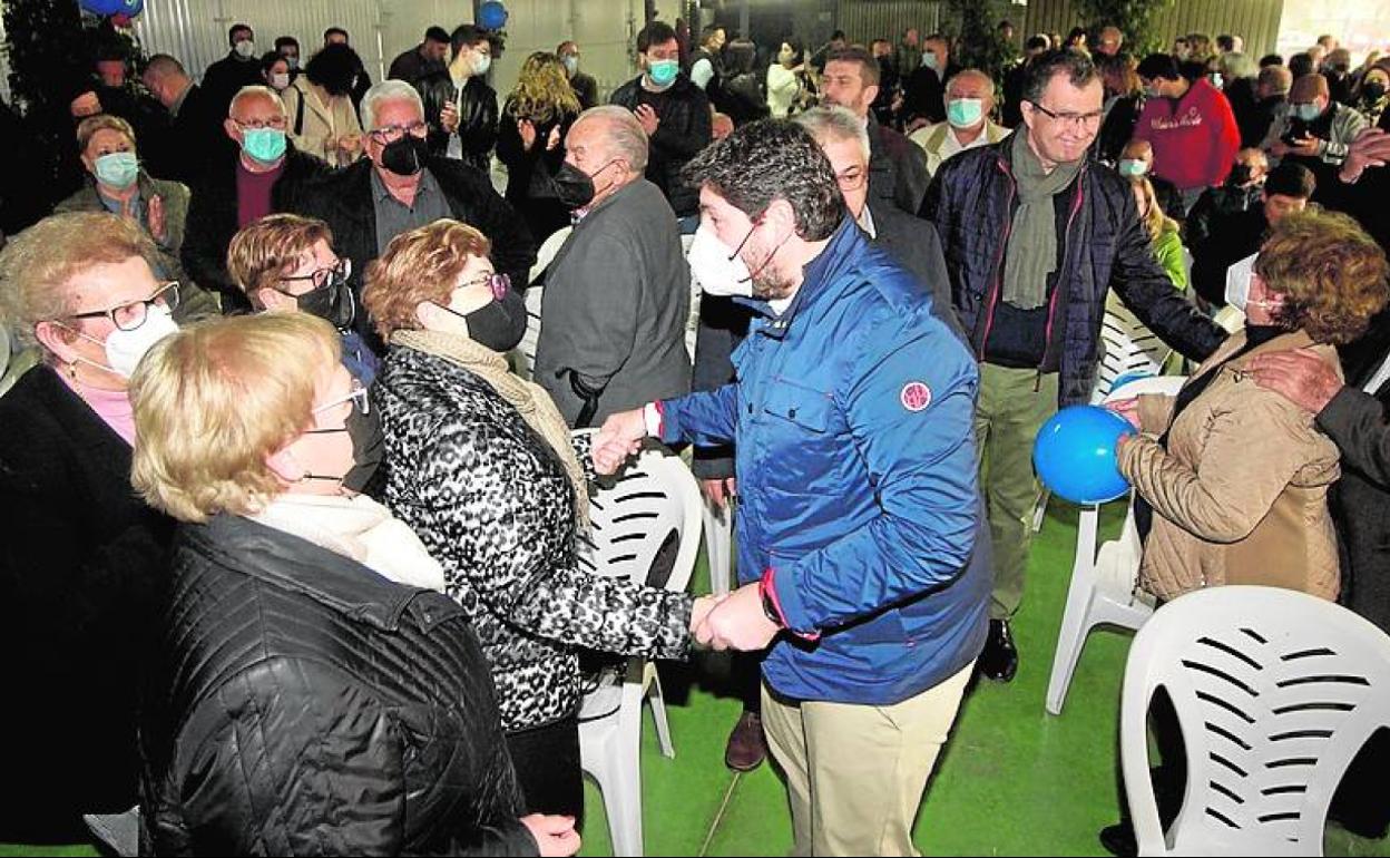 López Miras, seguido por Ballesta, saluda a simpatizantes en Zeneta.