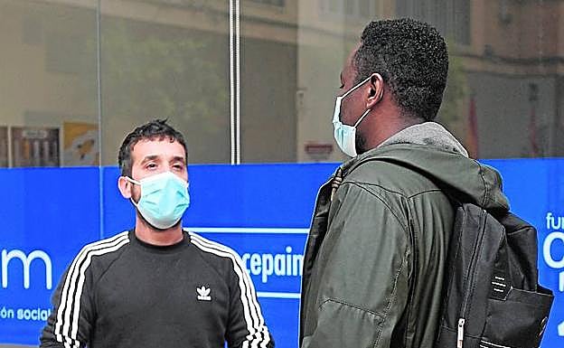 Alí charla con Ramón Pina, de Cepaim, en Murcia.