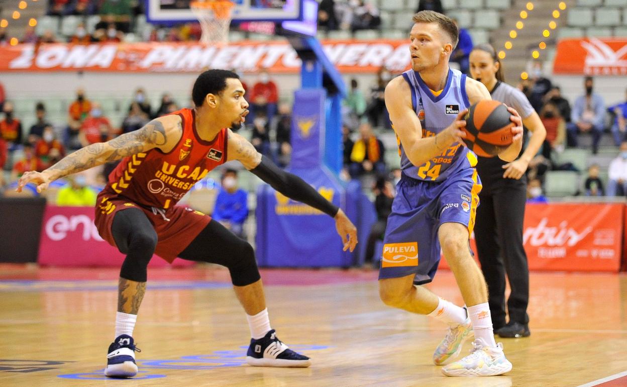 Jordan Davis defiende a Hermannsson en el partido de este domingo.