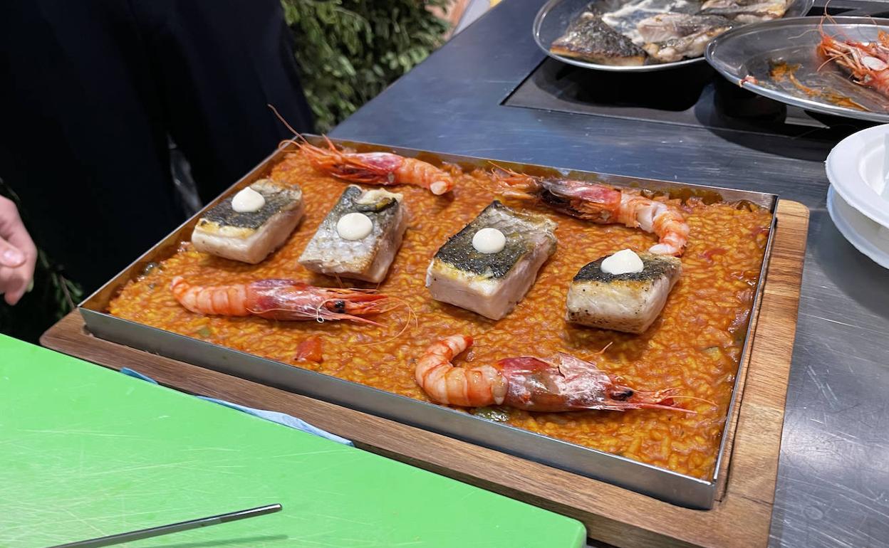 Arroz con gamba roja, mújol y hueva elaborado por Rubén y Alfonso, los chefs de Txio. 