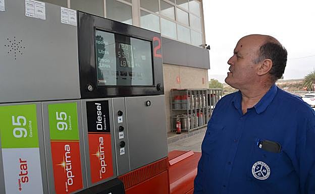 El electricista de Abarán José María Gonzálvez revisa el precio del gasoil. 