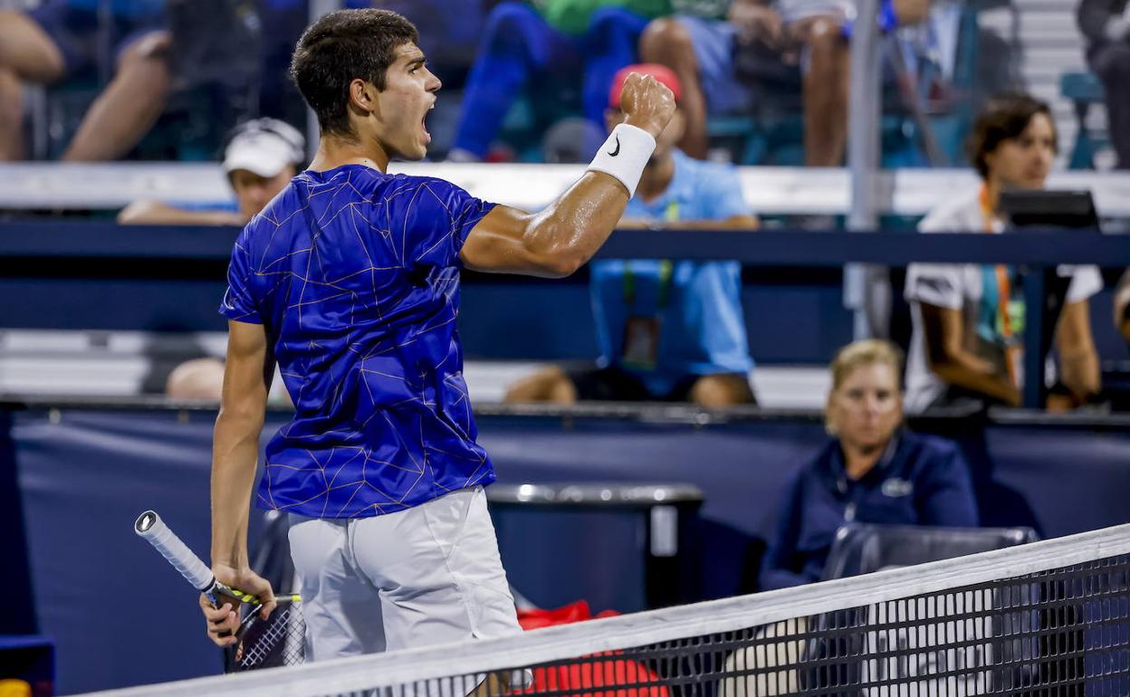 Carlos Alcaraz durante su partido contra Stefanos Tsitsipas.