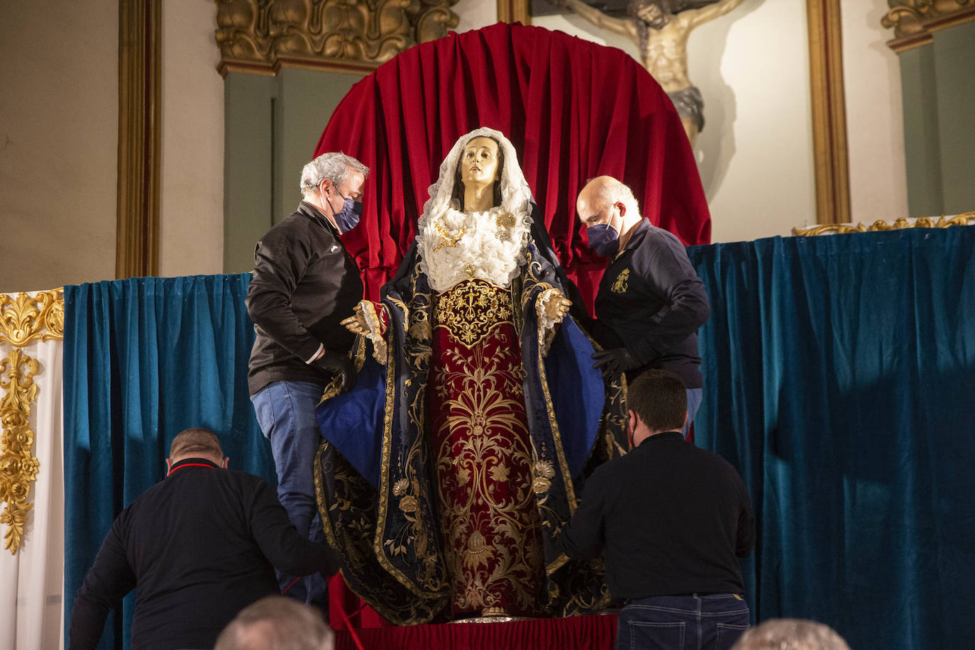 Fotos: Los californios arropan masivamente el traslado de la Virgen para la Salve Grande