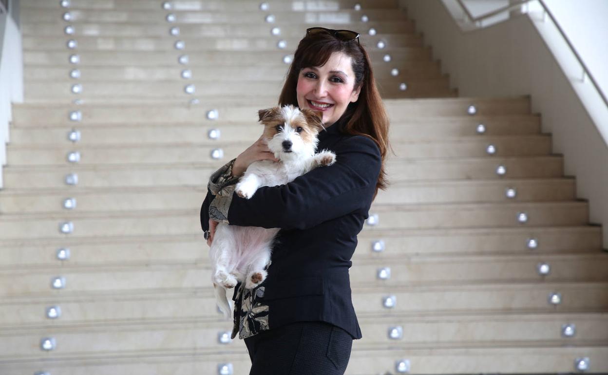 María José Montiel y su perrita, en el Auditorio Víctor Villegas, esta semana. 