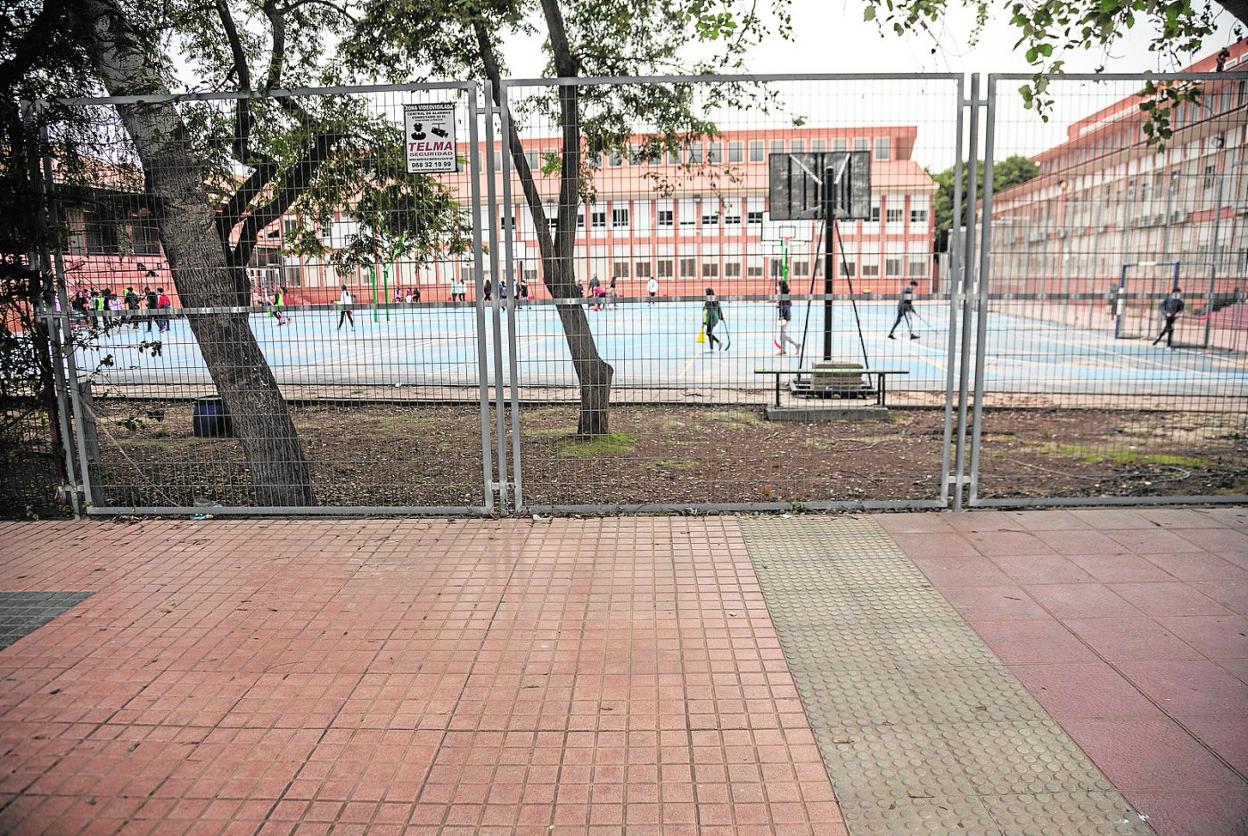 Alumnos del Instituto Ben Arabí, en la calle Jorge Juan, hacían deporte el martes con el patio y la acera llenos de polvo africano. 